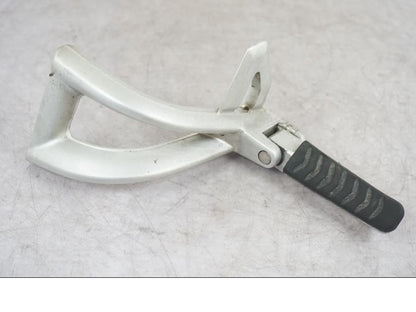 Framsidan på Fotpinnefäste från en Triumph Tiger -2009 motorcykel.