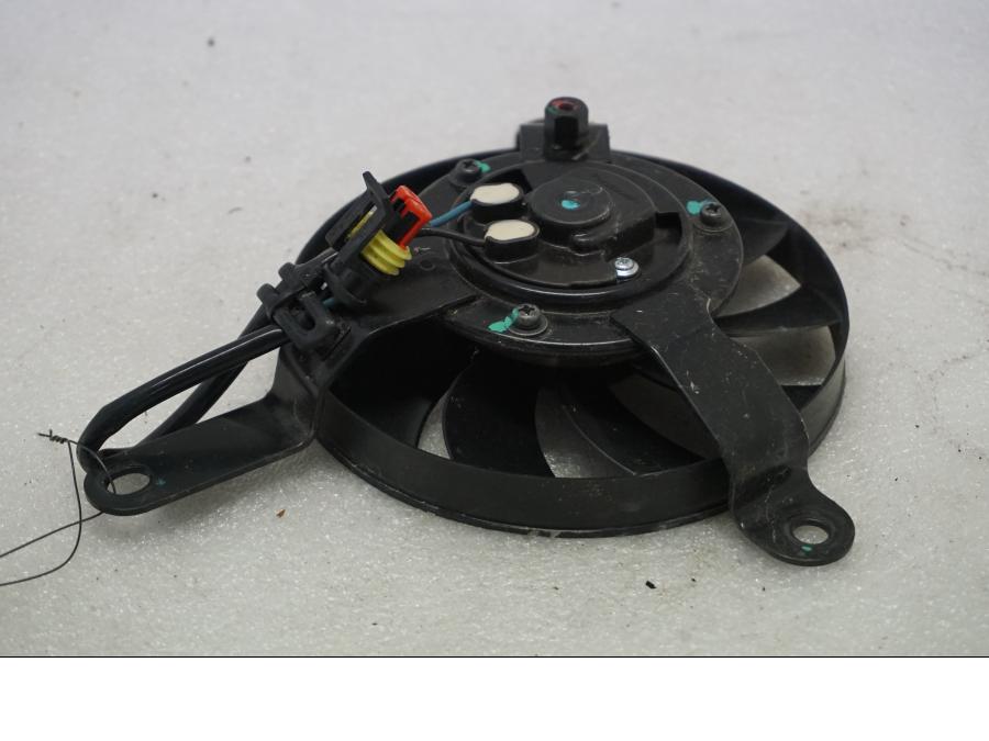 Framsidan på Vattenkylfläkt från en Ducati Monster 1200 -2015 motorcykel.