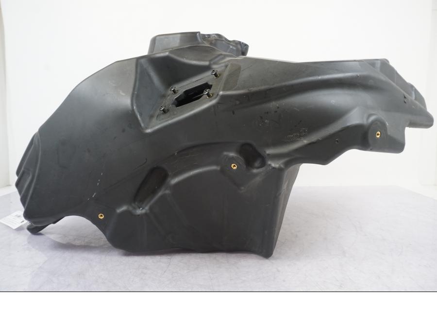 Höger sida på Bensintank från en Ducati Multistrada 1158 V4 -2021 motorcykel.