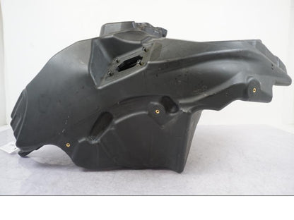 Höger sida på Bensintank från en Ducati Multistrada 1158 V4 -2021 motorcykel.