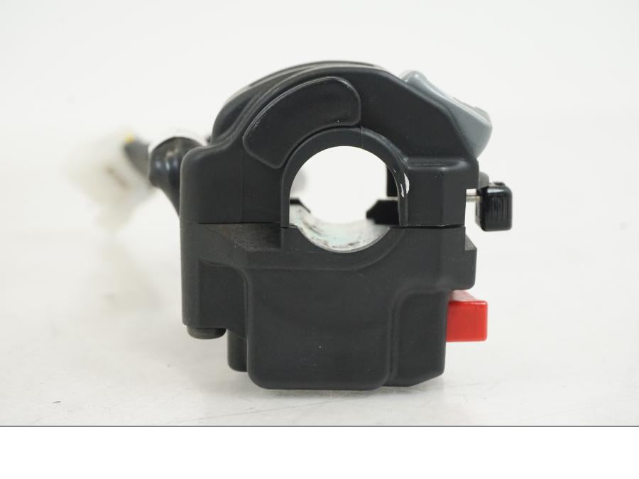 Snett uppifrån på Styrelreglage från en Husqvarna 701 Supermoto -2020 motorcykel.