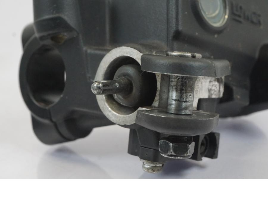 Höger sida på Bromshuvudcylinder från en Yamaha MT-07 -2016 motorcykel.