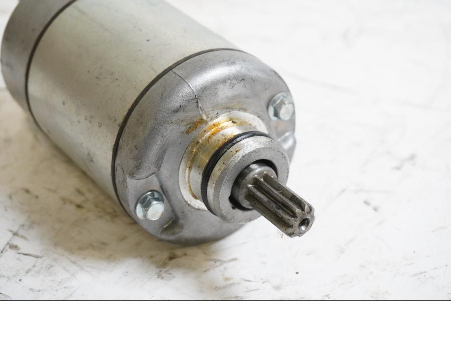 Baksidan på Startmotor från en Yamaha MT-09 Tracer -2016 motorcykel.