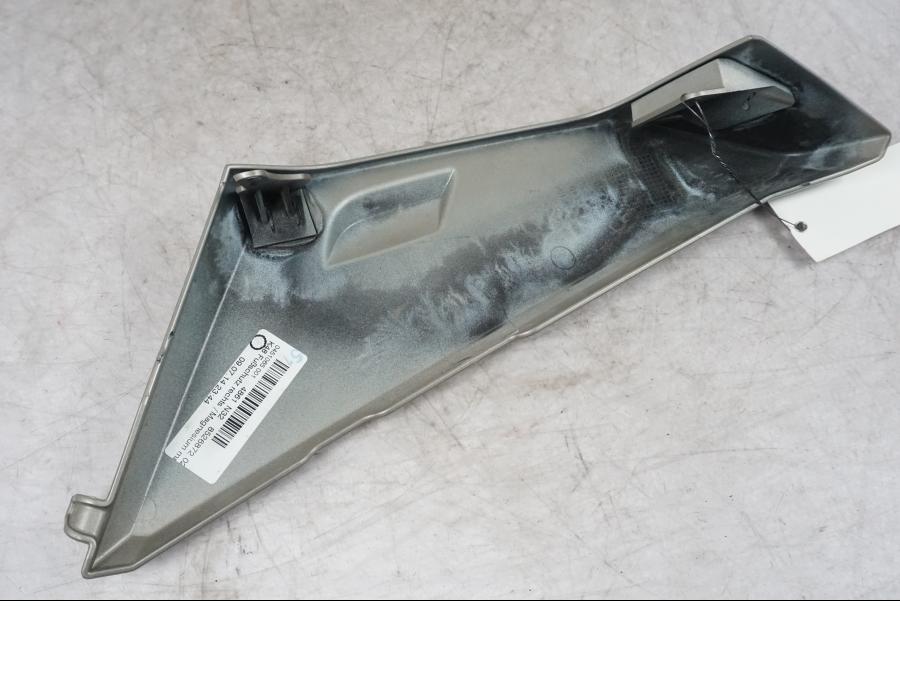 Snett nerifrån på Sidkåpa från en BMW K 1600 GTL -2015 motorcykel.