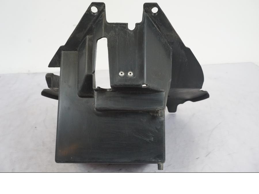 Snett uppifrån på Batterihållare från en Suzuki VL 800 -2002 motorcykel.