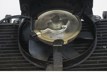 Snett nerifrån på Vattenkyl från en Yamaha YZF R6 -1999 motorcykel.