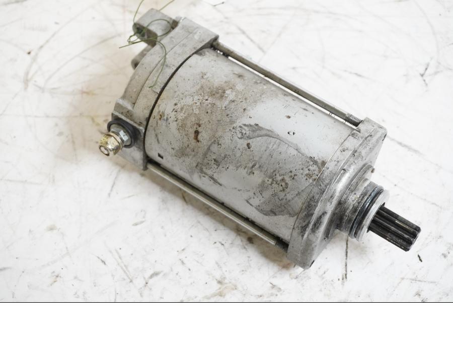 Framsidan på Startmotor från en BMW F 800 ST -2008 motorcykel.