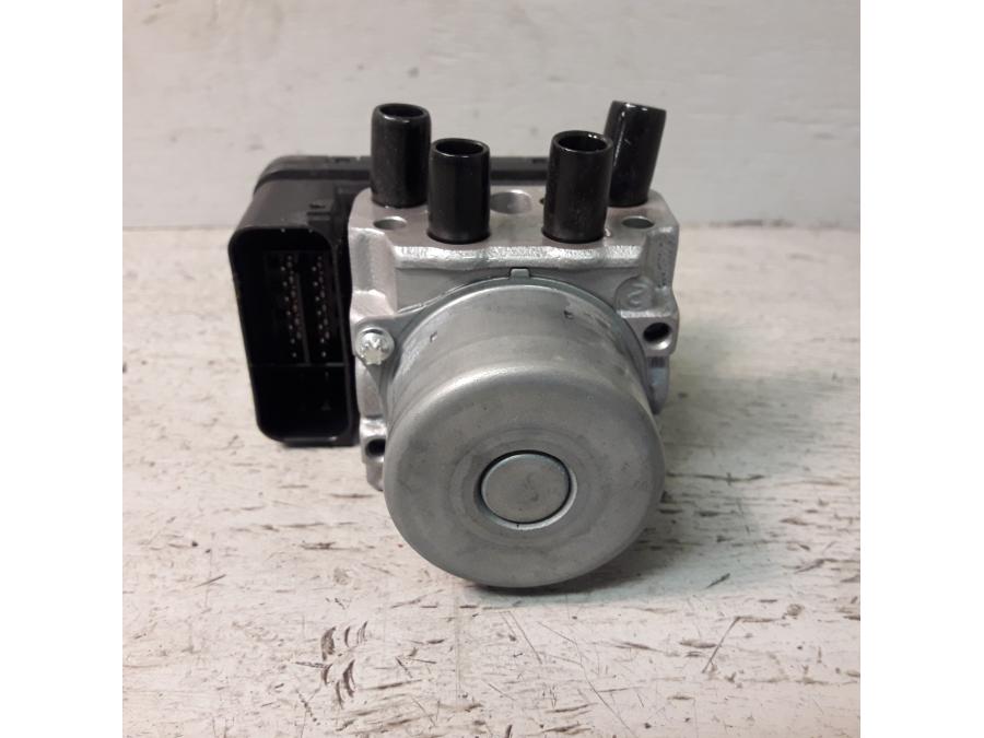 Framsidan på ABS Modulator från en Honda ADV 750 -2017 motorcykel.