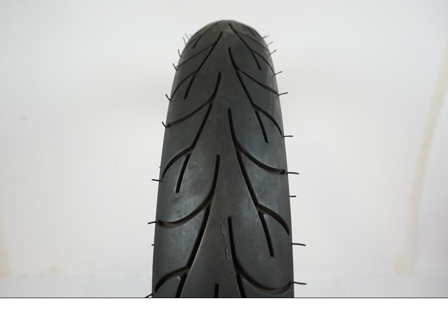 Baksidan på <p>Däck: Continental ContiGo!</p>

<p>Dimension: 80/90-17 M/C 44P.</p>

<p>Tillv. 4716.</p>

<p>Mönsterdjup: ca. 70 %.</p> motorcykel.