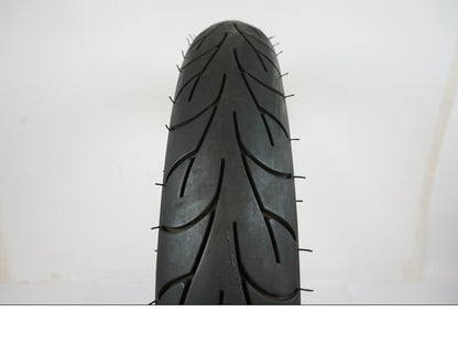 Baksidan på <p>Däck: Continental ContiGo!</p>

<p>Dimension: 80/90-17 M/C 44P.</p>

<p>Tillv. 4716.</p>

<p>Mönsterdjup: ca. 70 %.</p> motorcykel.