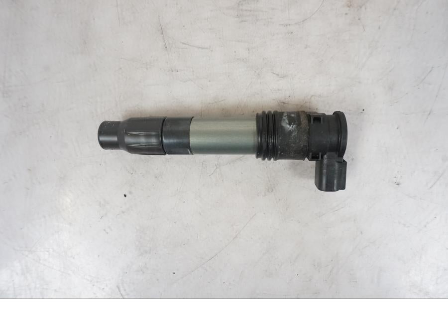 Höger sida på Tändspole från en KTM 1290 Super Duke R -2021 motorcykel.