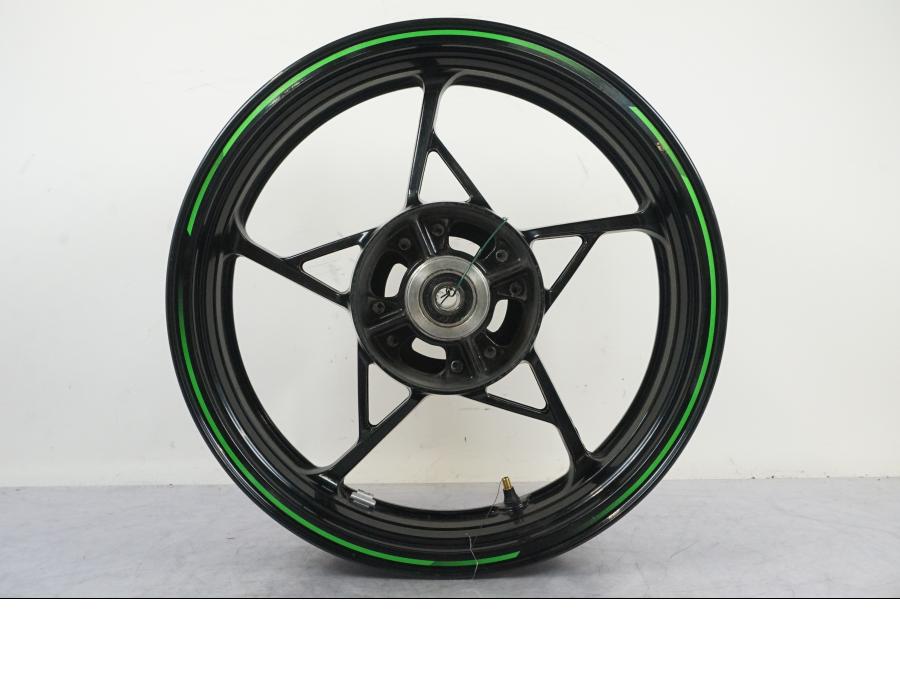 Framsidan på Fälg från en Kawasaki Z 900 -2019 motorcykel.