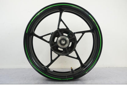 Framsidan på Fälg från en Kawasaki Z 900 -2019 motorcykel.