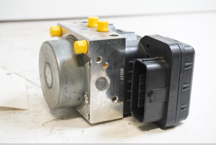 Baksidan på ABS Modulator från en Yamaha FZ-8 -2011 motorcykel.