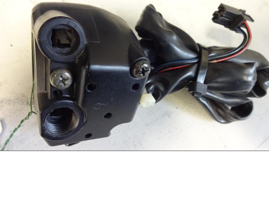 Vänster sida på Styrelreglage från en Suzuki GSF 1200 -2005 motorcykel.