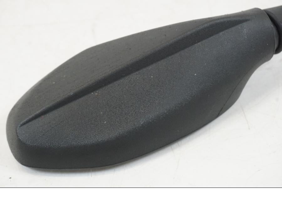 Snett uppifrån på Backspegel från en Aprilia Tuono V4R -2011 motorcykel.