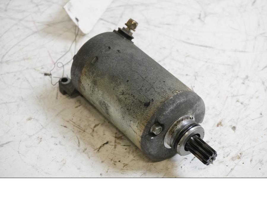 Framsidan på Startmotor från en BMW K 1200 RS -2003 motorcykel.