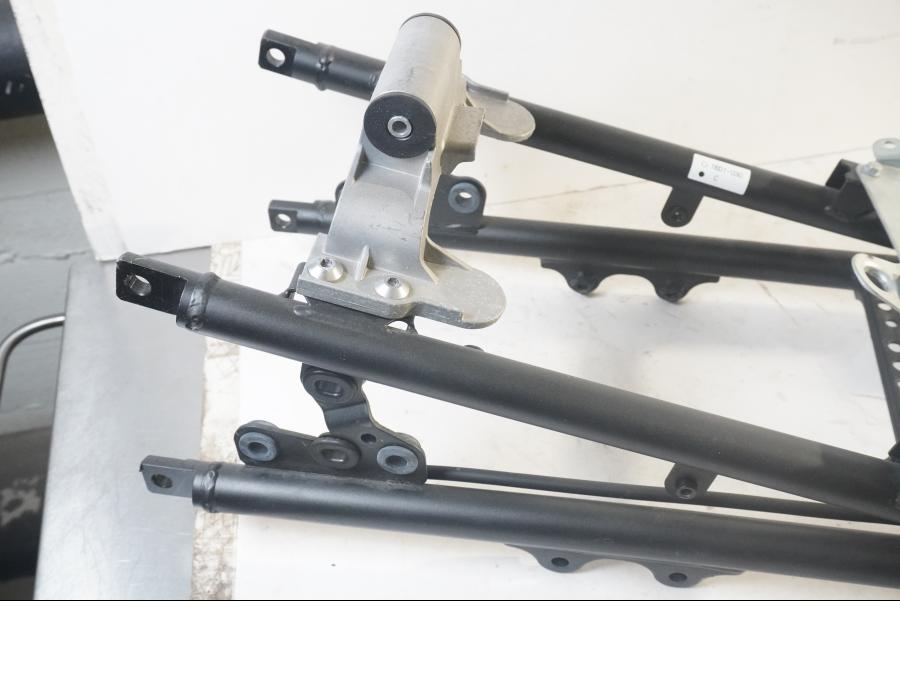 Höger sida på Bakram från en Yamaha FZ-8 -2011 motorcykel.