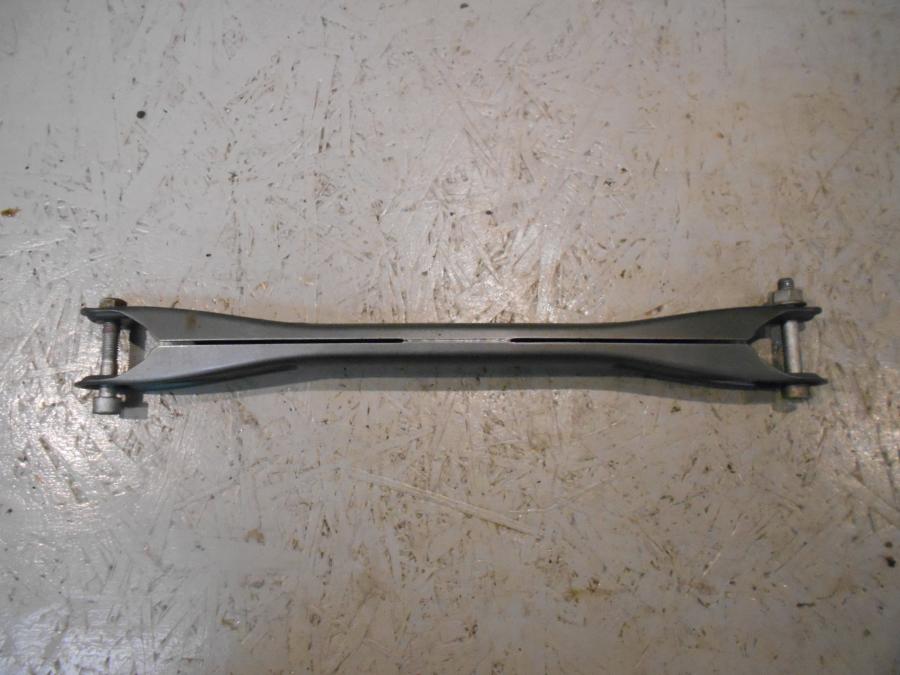 Baksidan på Parallellstag från en BMW K 1300 R -2009 motorcykel.