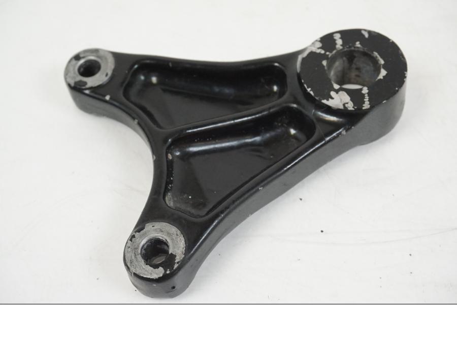 Snett nerifrån på Bromsoksfäste från en Suzuki GSX 600 F -1998 motorcykel.