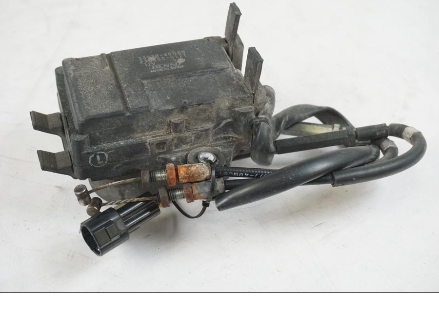 Snett nerifrån på Avgasspjällmotor från en Suzuki VZR 1800 -2009 motorcykel.