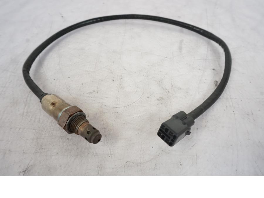 Framsidan på Lambdasond från en KTM 1290 Super Duke R -2023 motorcykel.