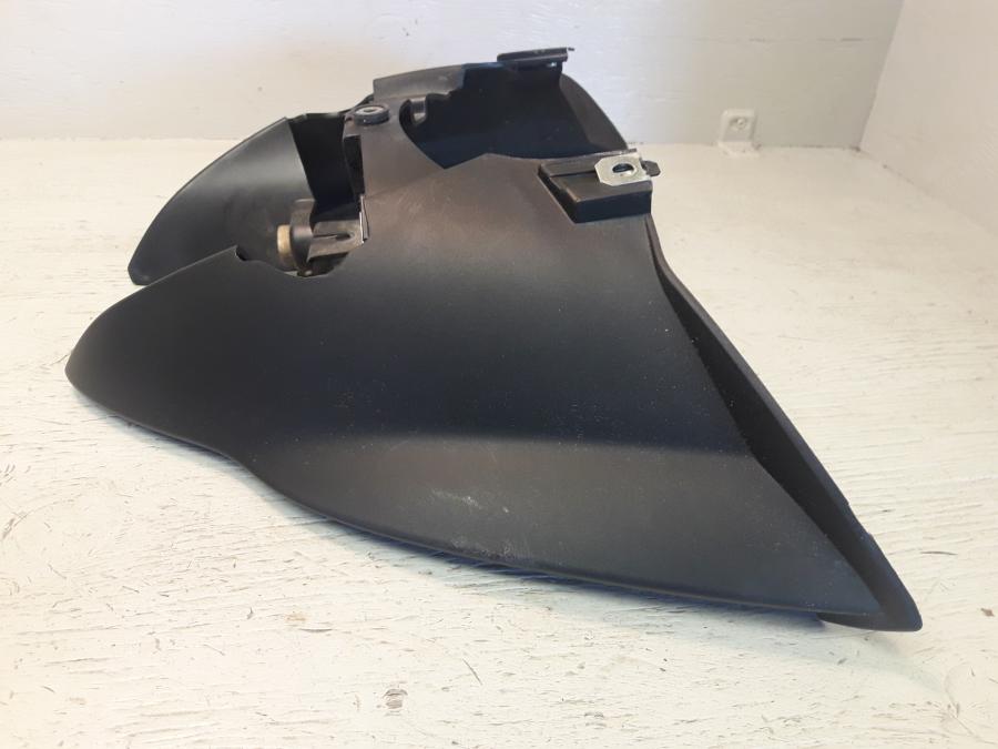 Baksidan på Bakvinge från en BMW K 1200 S -2008 motorcykel.