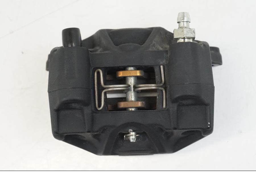 Snett nerifrån på Bromsok från en Triumph Speed Triple -2021 motorcykel.