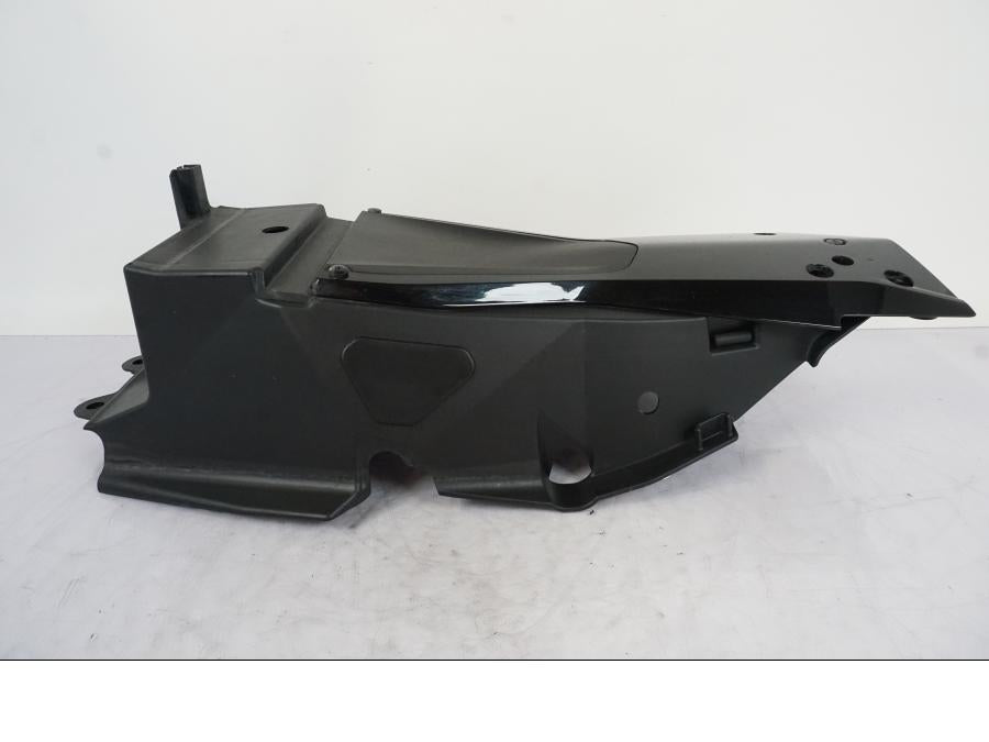 Vänster sida på Undertail från en KTM 1290 Super Duke -2019 motorcykel.