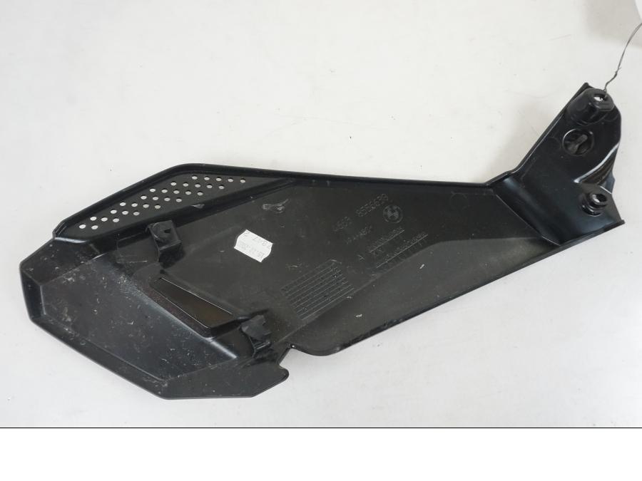 Snett nerifrån på Bensintankskåpa från en BMW R 1250 GS -2021 motorcykel.