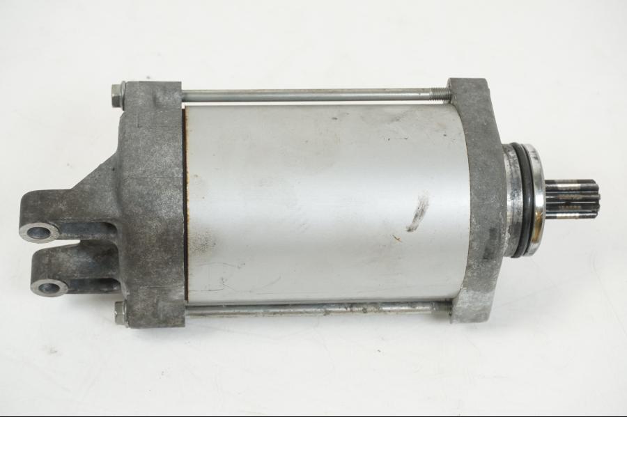 Snett nerifrån på Startmotor från en KTM 990 SM -2009 motorcykel.