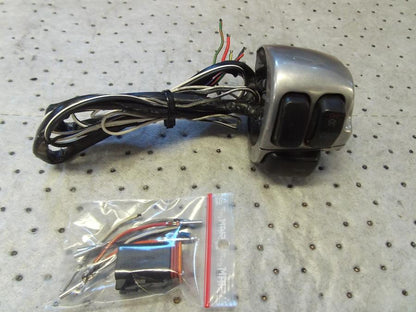 Framsidan på Styrelreglage från en H-D Touring Road King FLHR/I -1997 motorcykel.