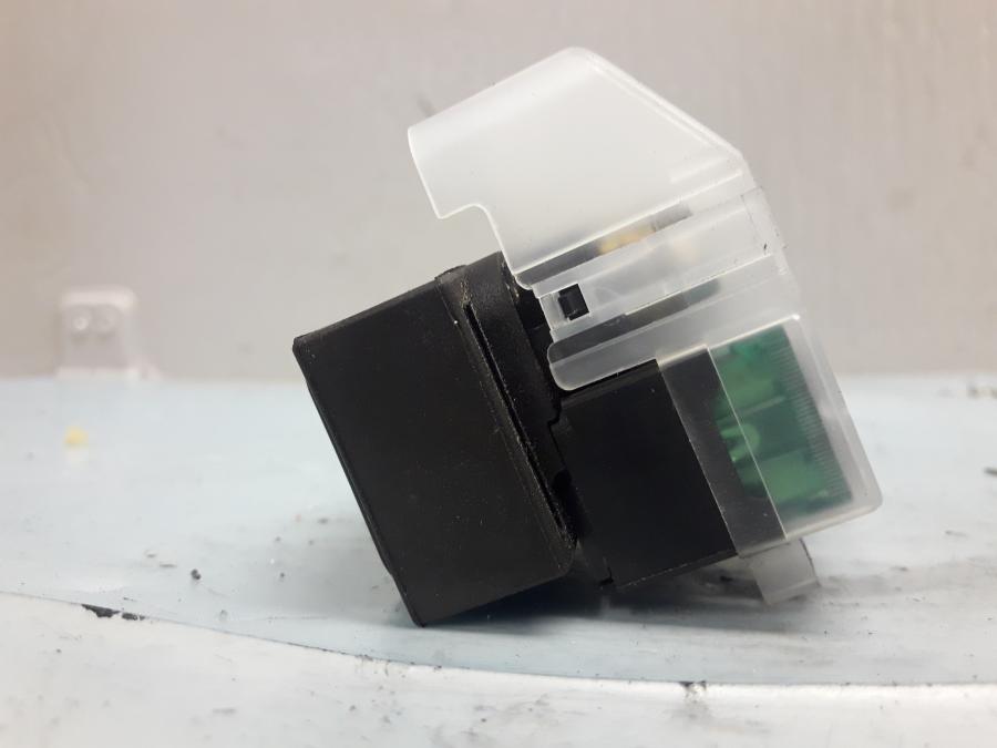 Baksidan på Startrelä från en Suzuki SV 1000 -2004 motorcykel.