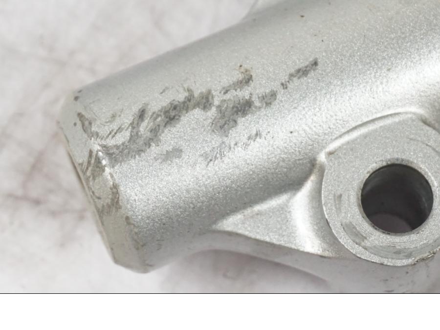 Snett nerifrån på Gaffelben från en Honda ANF 125 -2008 motorcykel.