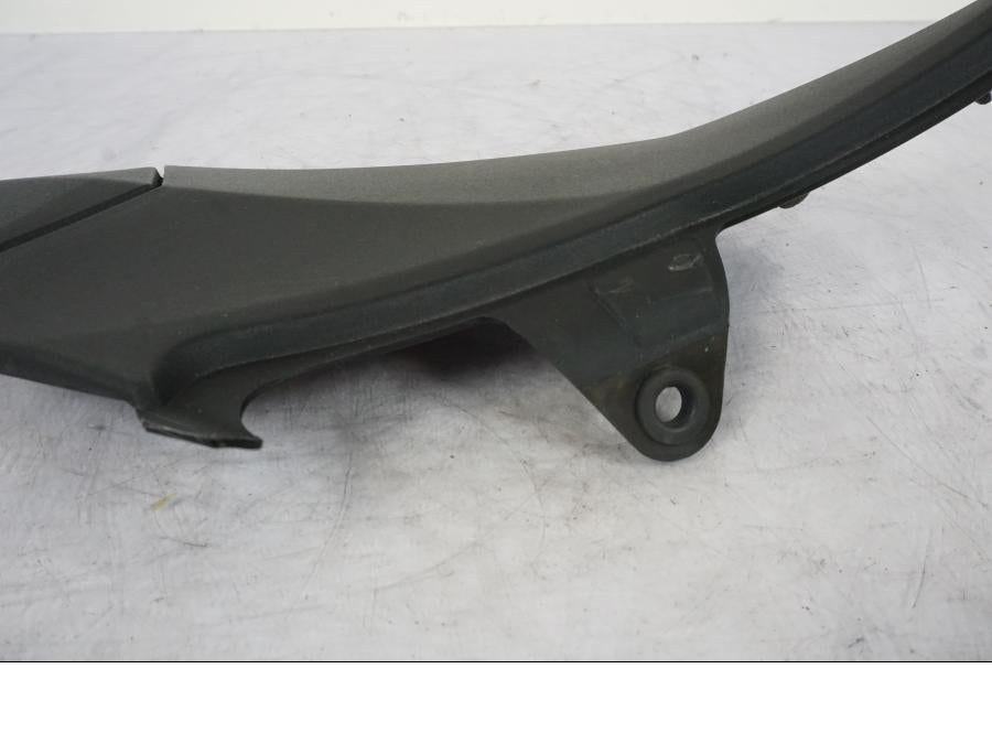 Snett uppifrån på Sidopanel från en Kawasaki Z 800 -2014 motorcykel.