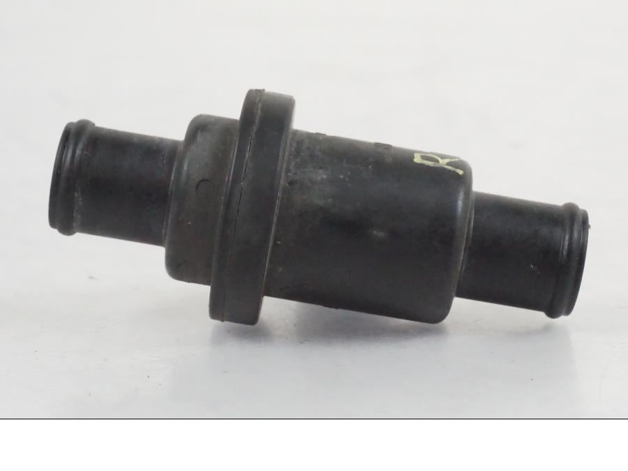 Vänster sida på Vattentermostathus från en KTM 390 Adventure -2021 motorcykel.