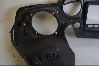 Höger sida på Instrumentpanelkåpa från en Indian Chieftain Dark Horse -2019 motorcykel.