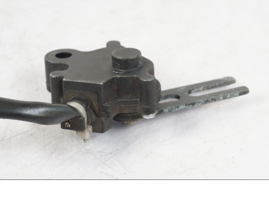 Snett uppifrån på Sidostödsbrytare från en Kawasaki ER-6N -2016 motorcykel.