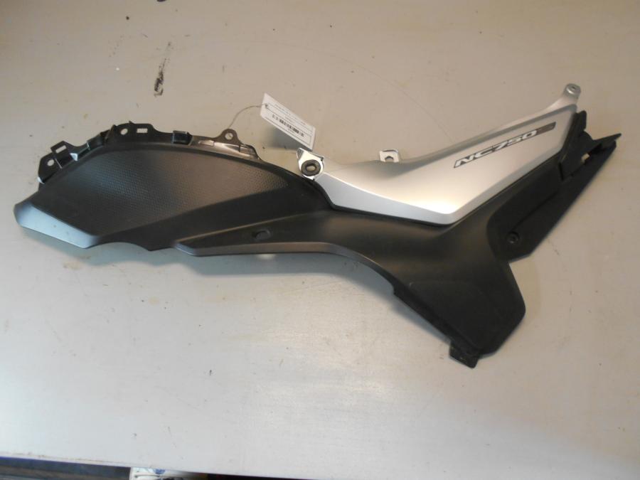 Framsidan på Sidopanel från en Honda NC 750 S -2017 motorcykel.