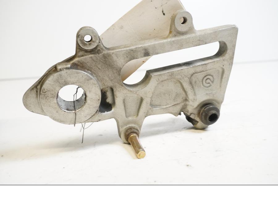 Framsidan på Bromsoksfäste från en Husaberg FE 450 -2006 motorcykel.