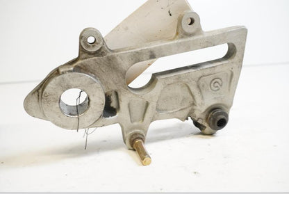 Framsidan på Bromsoksfäste från en Husaberg FE 450 -2006 motorcykel.