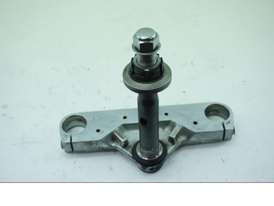 Baksidan på Gaffelkrona från en Yamaha XVS 1100 -2000 motorcykel.