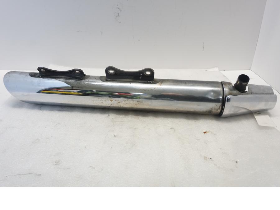 Framsidan på Ljuddämpare från en Suzuki VL 800 -2004 motorcykel.