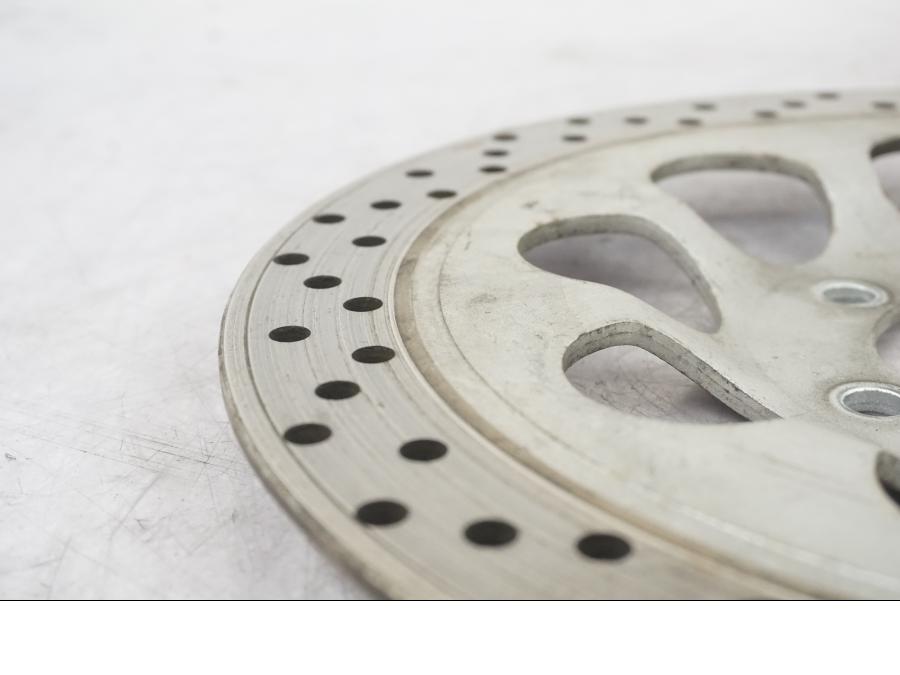 Baksidan på Bromsskiva från en Suzuki VZ 800 -1997 motorcykel.