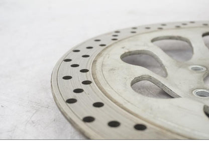 Baksidan på Bromsskiva från en Suzuki VZ 800 -1997 motorcykel.