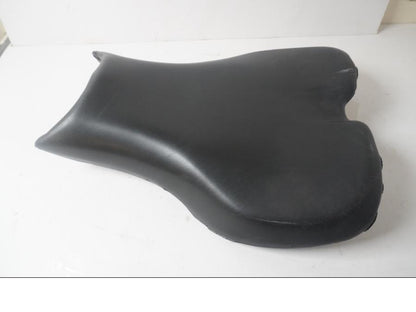 Höger sida på Sadel från en Triumph Daytona 675 -2006 motorcykel.