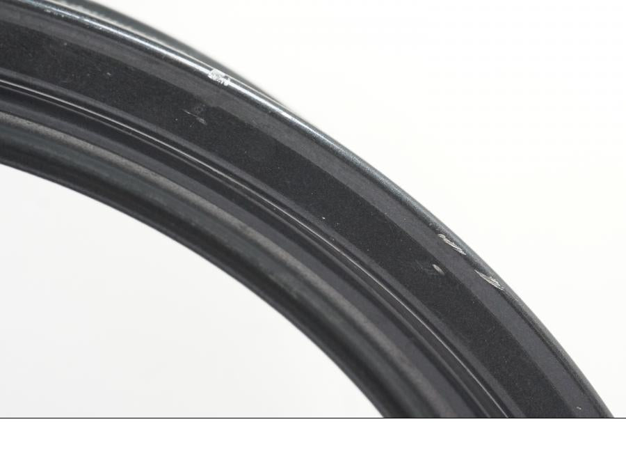 Vänster sida på Fälg från en Suzuki GSX 1300 RX -1999 motorcykel.