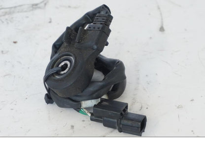 Baksidan på Sidostödsbrytare från en Honda SH 300 A -2011 scooter.