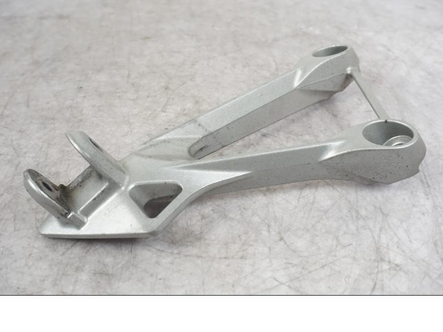 Höger sida på Fotpinnefäste från en Kawasaki ZX-6R -2006 motorcykel.