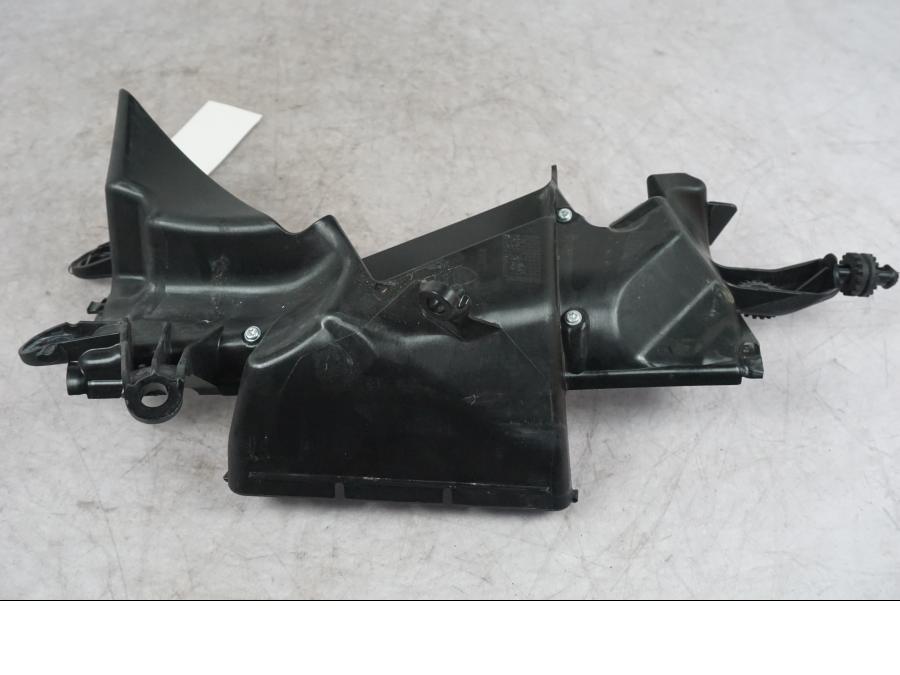 Snett uppifrån på Luftintagskåpa från en Ducati Multistrada V4 -2024 motorcykel.